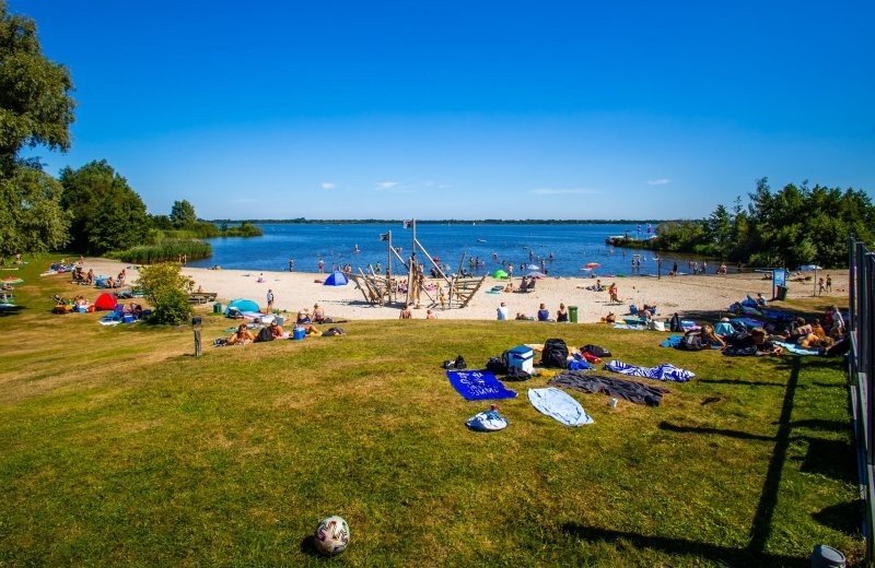 Vakantiepark bergumermeer strand 4