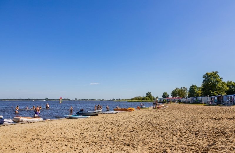 Vakantiepark bergumermeer strand camping 3